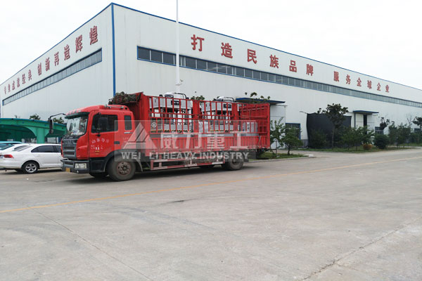 200噸三梁四柱液壓機(jī)裝車發(fā)貨